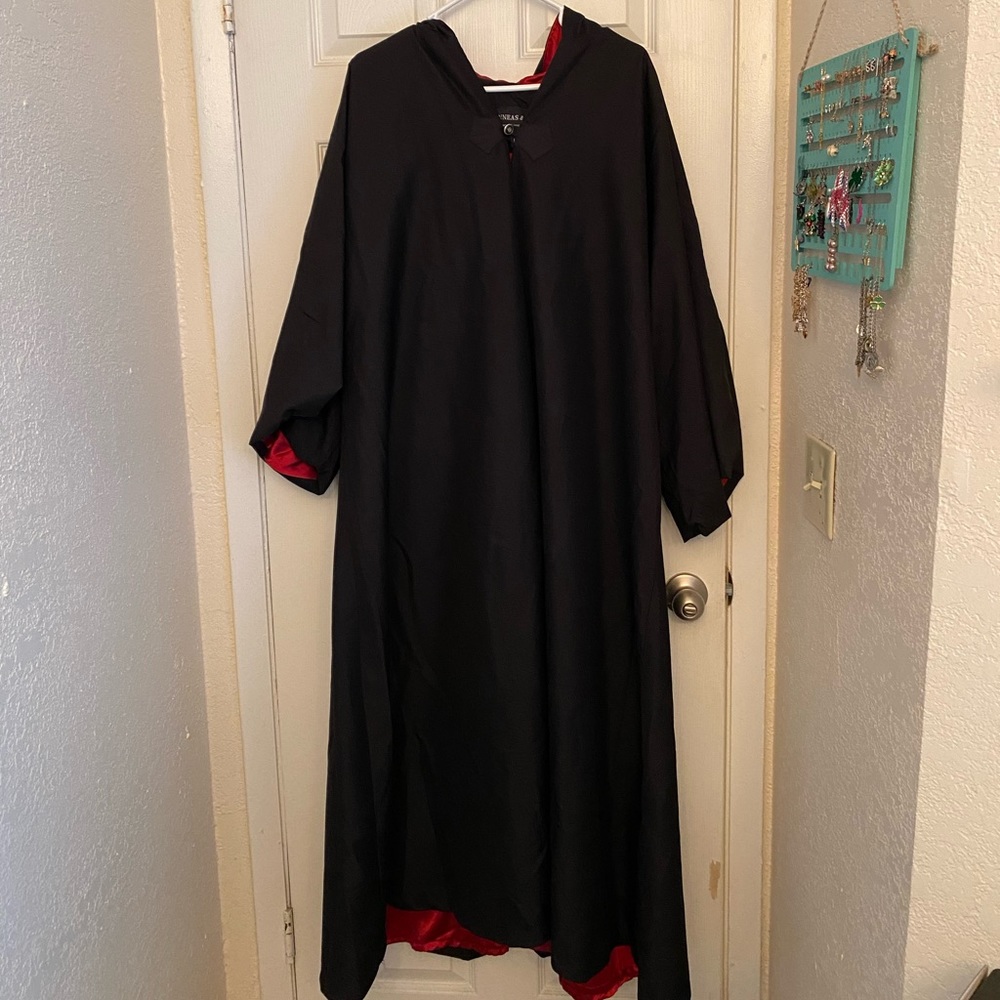 Alivans Wizard Robe. Gryffindor color. Size large.